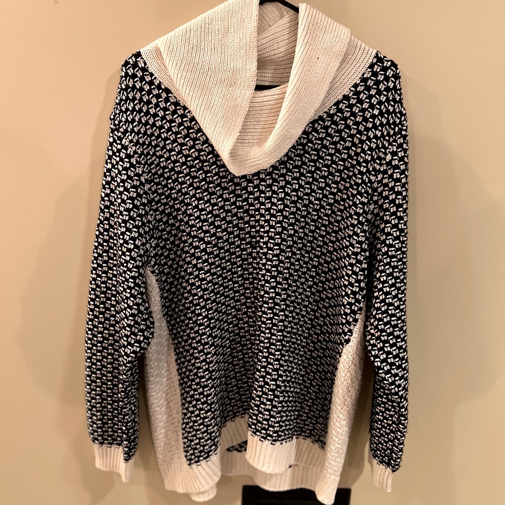 Calvin Klein Black and White Knit turtle Neck Sweater 2X